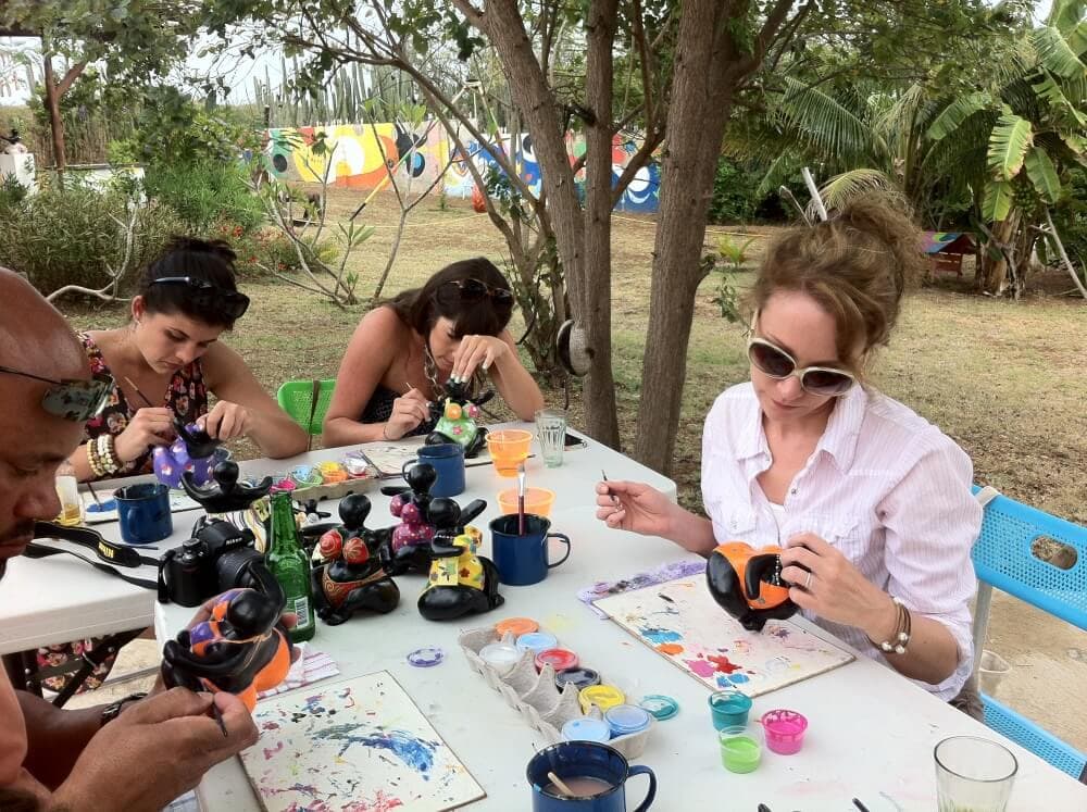 Rachelle and friends painting chichis in Curacao