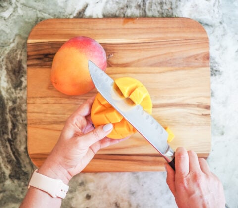 How To Cut A Mango (Step-By-Step Photos) – The Travel Bite