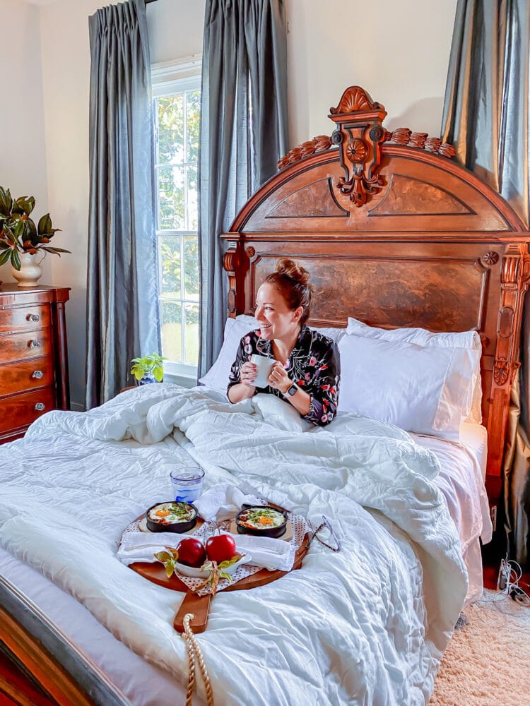 Rachelle having breakfast in bed at Peter Hunter House.