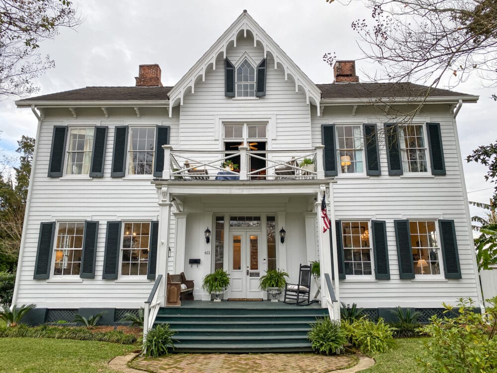 Peter Hunter House: A white, two story historic wood home.