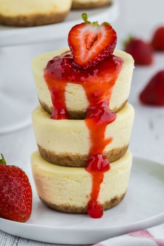 Mini cheesecake chunks with strawberry sauce