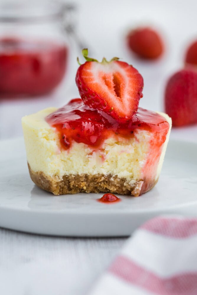 Just top a piece of mini cheesecake with sliced ​​strawberries and strawberry sauce and take a bite.