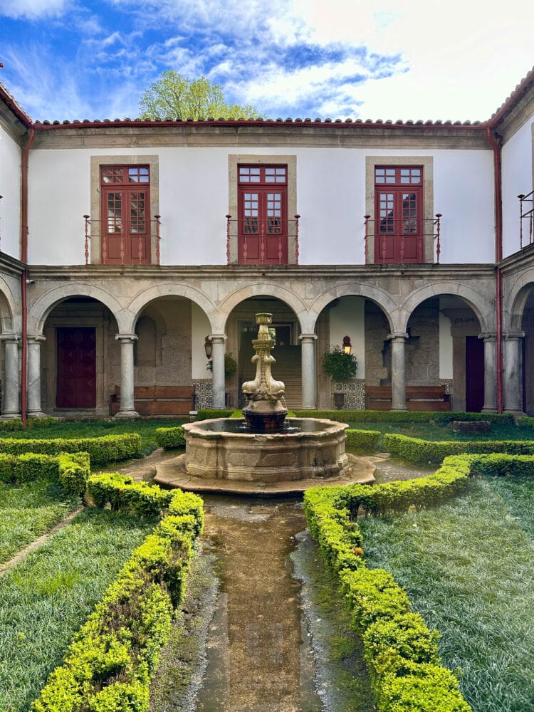Fountain and garden inside Pousada Santa Marinha da Costa i