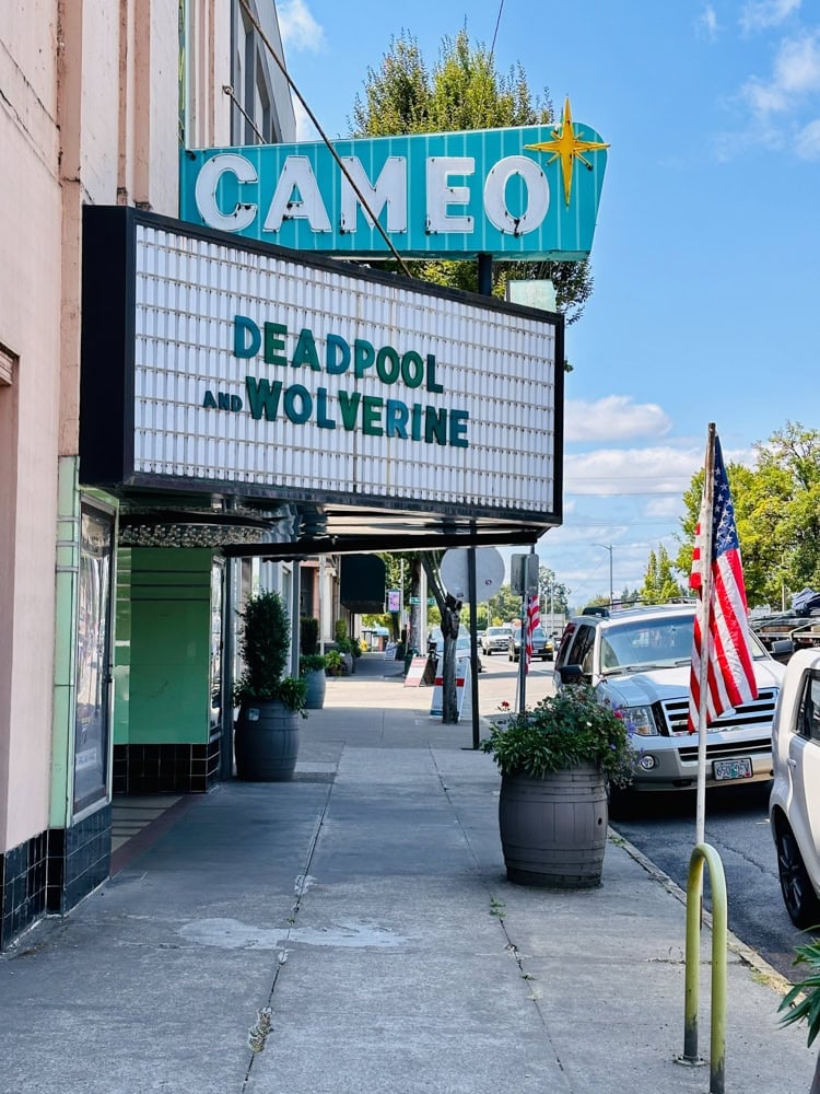 Cameo theatre sign in Newberg Oregon