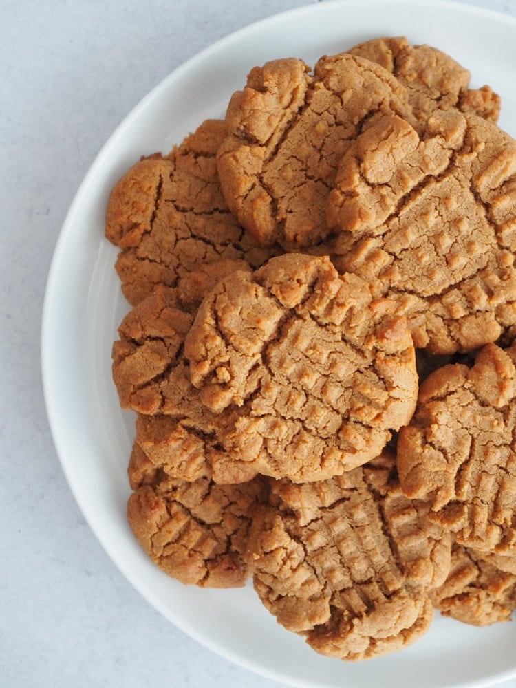 EASY 4 Ingredient Peanut Butter Cookies – The Travel Bite
