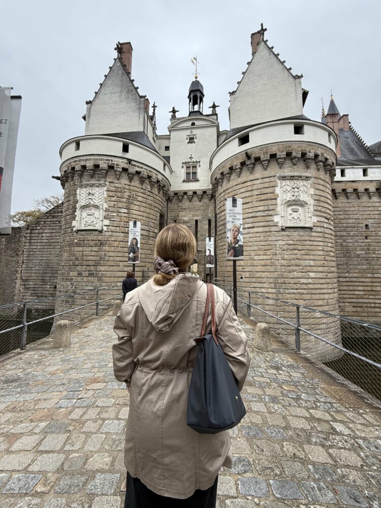 Rachelle in front of the castle in Nantes