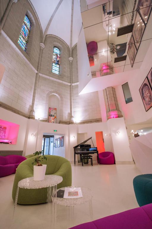 Colorful pink accented lobby inside the SOZO Hotel in Nantes