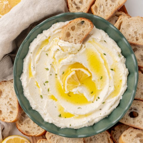 Išplaktas Ricotta Dip su citrina ir alyvuogių aliejumi