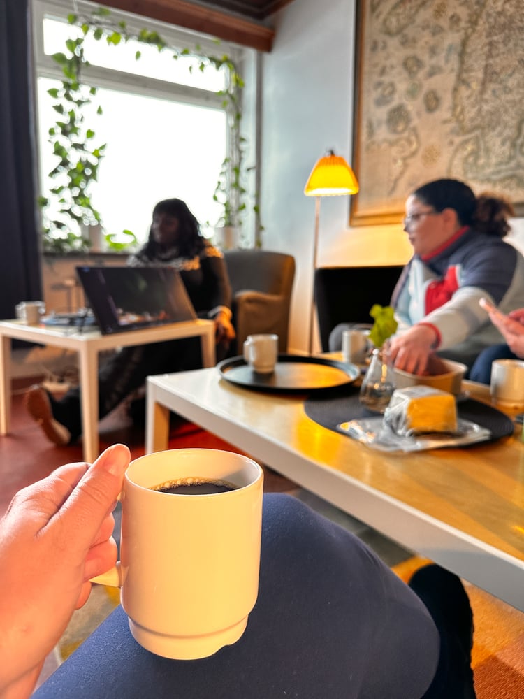 Rachelle holding a mug during a photography session with Lola in Abisko