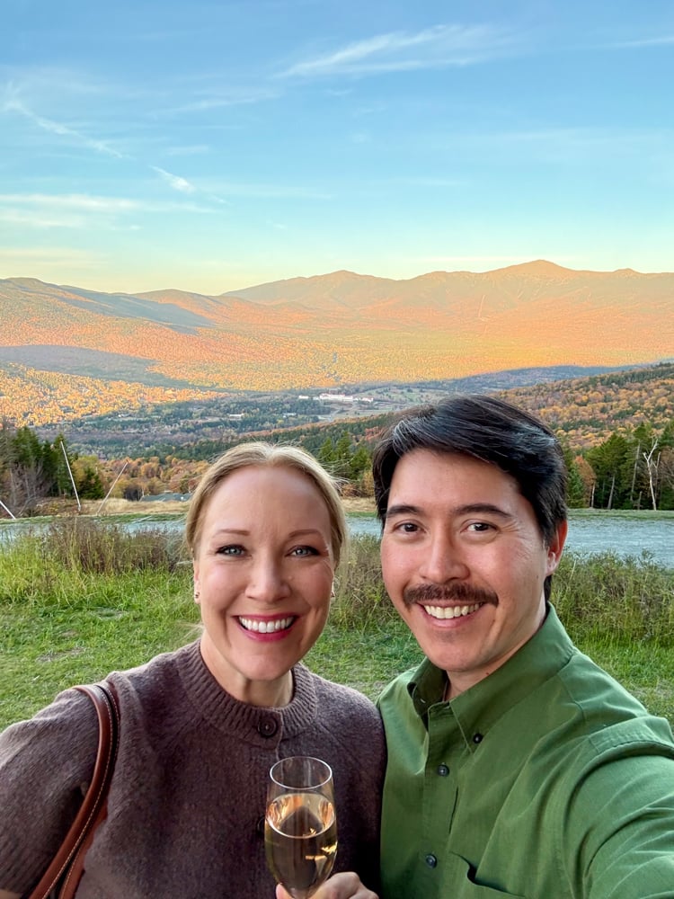 Rachelle and Pete taking a selfie in front of Mount Washington