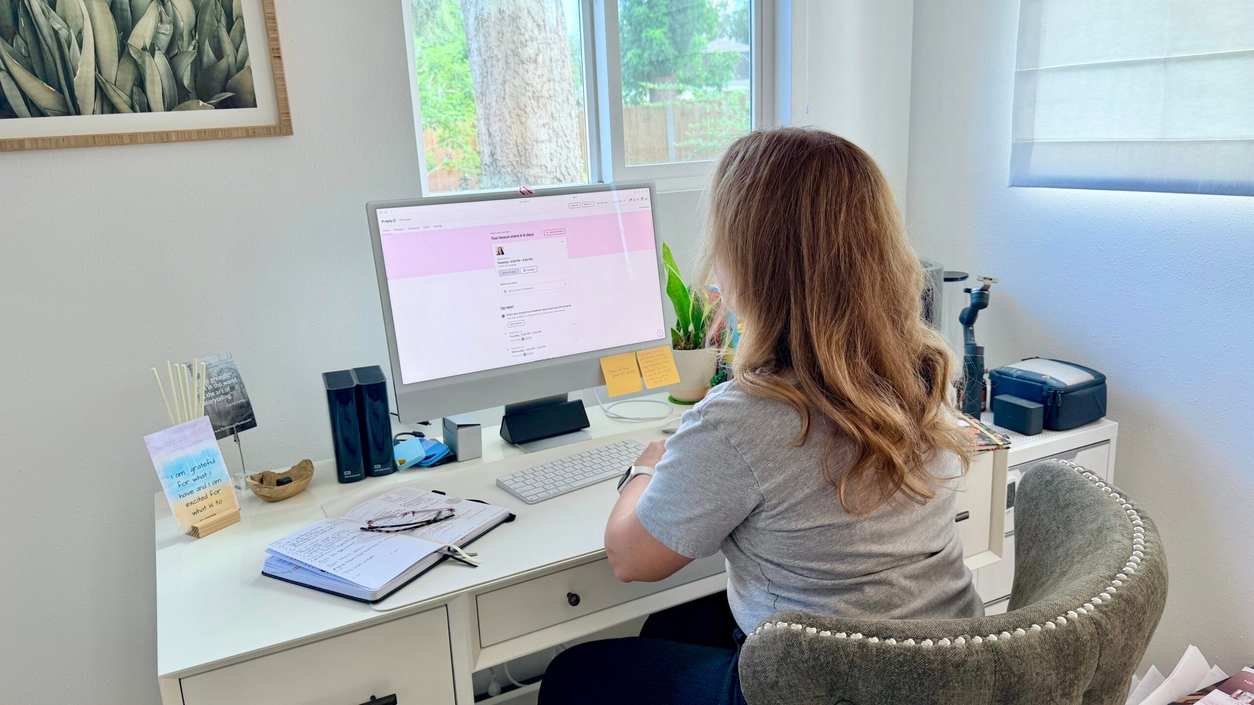 Rachelle at her desk learning on Preply